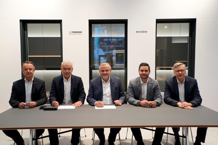 v.l.: Dr. Walter Stadlbauer (CTO/COO von Schüco), Edgar Stemeseder (Gesellschafter der Stemeseder-Gruppe), Andreas Engelhardt (CEO und persönlich haftender Gesellschafter von Schüco), Thomas Stemeseder (Geschäftsführer der Stemeseder GmbH) und Philipp Neuhaus (CFO von Schüco) unterzeichnen gemeinsam die Vertragsdokumente vor den Musterelementen „Perfect“ im Schüco Welcome Forum in Bielefeld.
