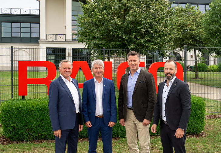 Geschäftsführender Gesellschafter Albert Inninger, GF Manfred Hebel;
GF ab 01.10.2023: Hagen Weber und Bernd Schweinberger, (v.l.), vor dem Raico Headquarter in Pfaffenhausen - © Raico
