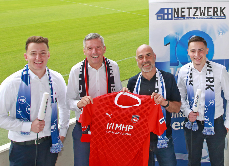 v.l.: Jannik Frey, Oliver Frey, Johannes Mayländer (stellvertretender Bereichsleiter Vertrieb 1. FC. Heidenheim) und Niklas Frey - © Netzwerk Frey
