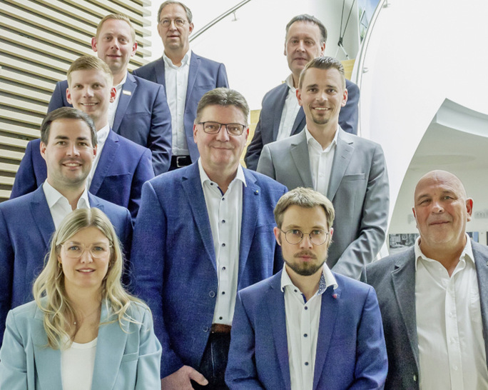 Auf dem Bild (v. l.): 1. Reihe: Denise Schiffer, David ­Frechen (GF GW Holding), Thomas Meyer; 2. Reihe: ­Tobias Schnelting und Norbert Albers; 3. Reihe: ­Marcel Steverding, Marc Schiffer; 4. Reihe: Stephan Böcker, Guido Telaar (­Finanzen); oben: Helmut Paß (Geschäftsführer)