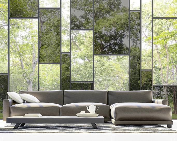 Modernes Wohnzimmer mit Blick auf den Garten und verschieden geschalteten Halio-Gläsern.