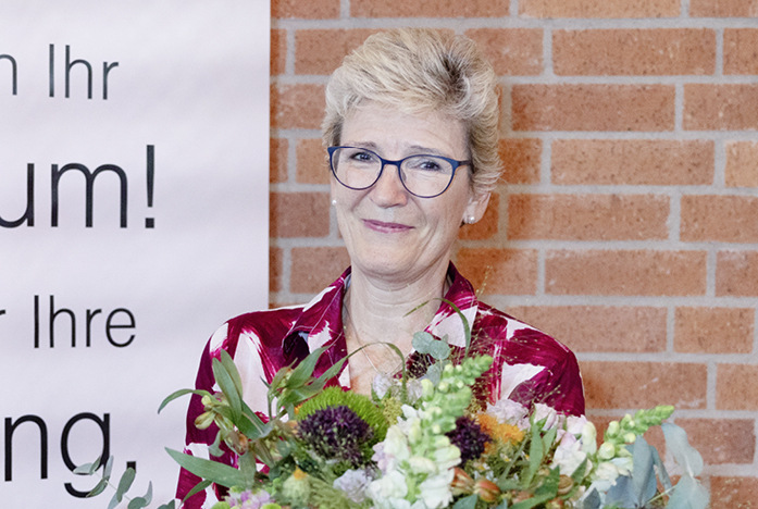 Angelique Renkhoff-Mücke zeigt sich sichtlich gerührt von der Ehrung für 25 Jahre im Vorstand der Warema Renkhoff SE.