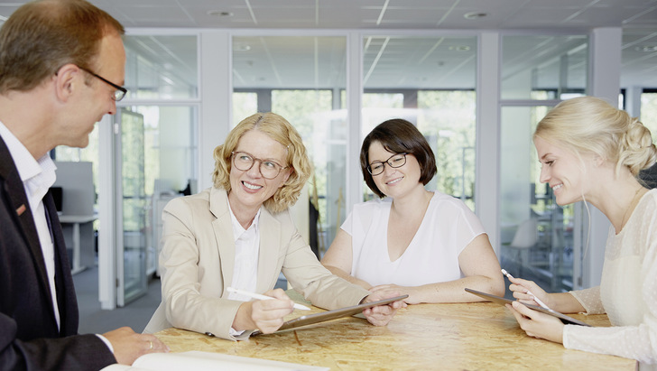 Mit seinem Traineeprogramm qualifiziert markilux Kandidaten und Kandidatinnen mit passender beruflicher ­Ausbildung zu Fachkräften und Experten in der Verwaltung. - © Foto: markilux
