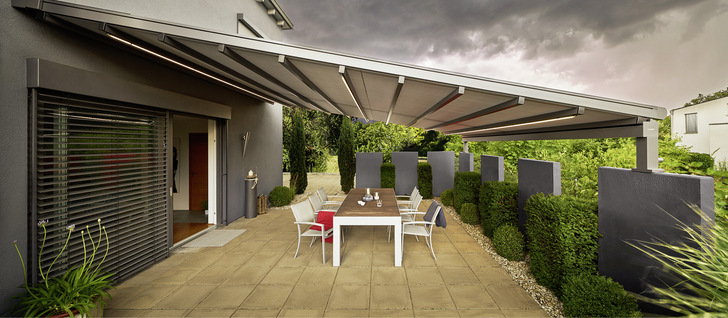 Durch ihre Pfosten ist die Pergola-Markise Perea besonders stabil und eignet sich so ideal für windexponierte und große Flächen. - © Foto: Warema
