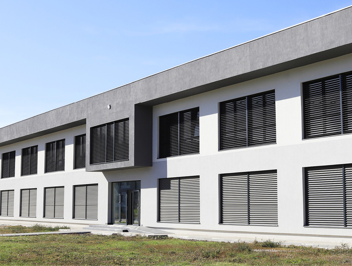 Die Ausführung der Metalunic Sinus Anlagen im warmen Grauton RAL 7016 (anthrazitgrau) passt nicht nur optisch hervorragend zu den Gebäuden auf dem Smart Campus, sondern auch durch das intelligente System und Design der Lamellenstore.