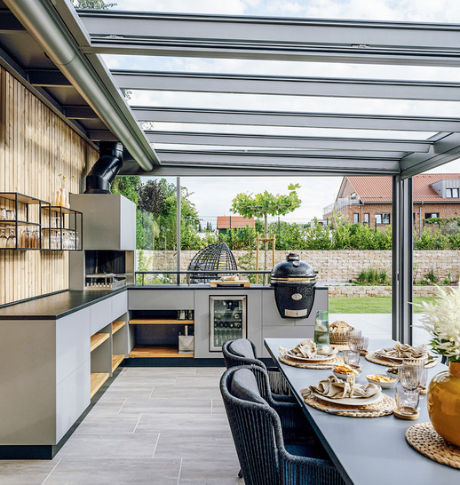 Ton in Ton sind das Glashaus, die Outdoorküche und der Boden abgestimmt – so ­entsteht ein vollständig neues Wohnerlebnis mitten im Garten.