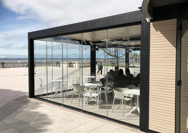 Auch in der Gastronomie können die Terrassendächer mit seitlichen Ganzglas-­Schiebe-Systemen perfekt ergänzt werden, um den perfekten Wind- und Wetterschutz für die Gäste auf der Terrasse zu gewährleisten.