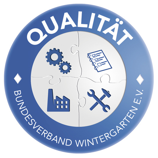 Das Qualitäts- und Zertifizierungs­system des Bundesverbandes Winter­garten e. V. umfasst vier ­Bereiche: ­System, Planung, Fertigung und Montage. ­Liege ­alle vier Zerti­fikate vor, ist ­eine lücken­lose Kompetenz des ausführenden ­Betriebs dokumentiert.
