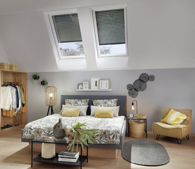 Der Außenrollladen bietet einen effektiven Hitzeschutz und die Möglichkeit, Räume vollständig zu verdunkeln.