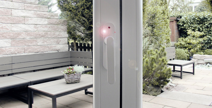 Bei einem Einbruchsversuch ertönt beim Funk-Sicherheits-Alarmgriff ein lautes ­akustisches Alarmsignal.