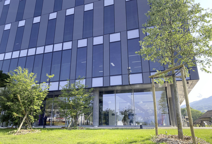 Für die Fassade des neuen Merck Biotech Development Centers in Corsier-sur-Vevey kamen 1670 m2 eyrise s350 Flüssigkristall-Sonnenschutzgläser zum Einsatz.