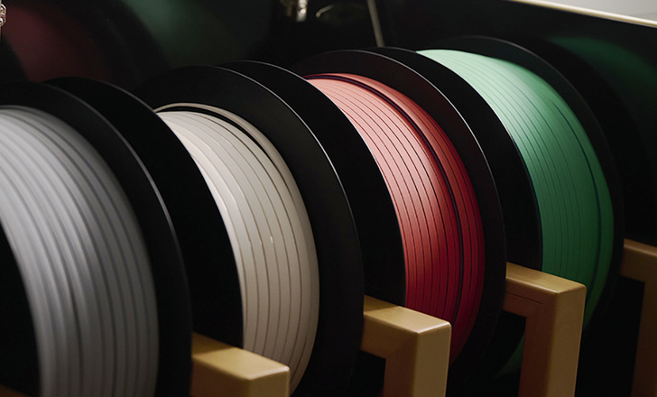 Neben den bewährten Super Spacer Varianten werden auf der Vitrum-Messe vom 5.–8.09.2023 in Mailand auch bunte Spacer und der T-Spacer SG zu sehen sein.