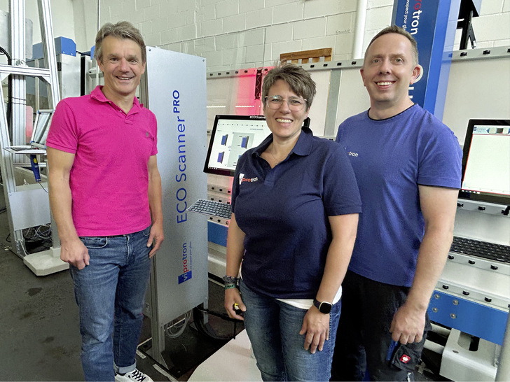 Viprotron Geschäftsführer Kai Vogel (l.), Sandra Kugler (Vertrieb) und Christian Caharija vor dem Eco Scanner, der eine effektive Kontrolle ermöglicht von der Überwachung der Glasbearbeitungsprozesse bis hin zur ISO-Fertigung. - © Foto: Matthias Rehberger / GW
