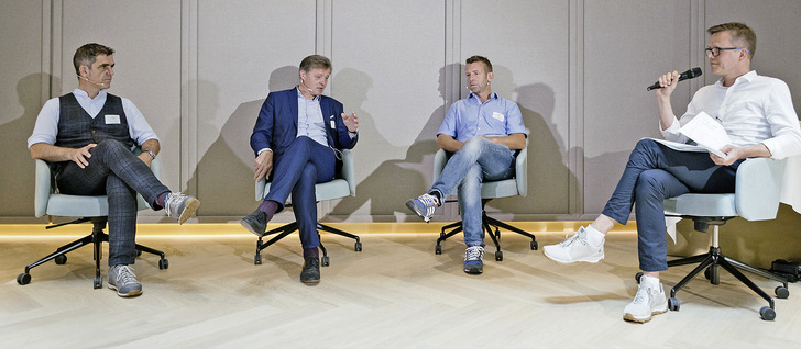 Gemeinsame Diskussion zum Thema Erfolgsfaktoren im Fensterbau. GW-Chefredakteur Daniel Mund im Gespräch mit (v.l.) Armin Leinen, Dr. Frederik Lehner und Lars Oberwinter (Plandata). - © Foto: Peter Griesser
