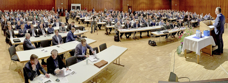 Die letzten Fenstertage konnten mit über 500 Teilnehmern zwar (noch) nicht an alte Zeiten anknüpfen, aber heute kann man schon allein aufgrund der Jubiläumsveranstaltung von einer höheren Teilnehmerzahl ausgehen.