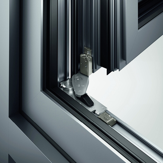 Axer und Ecklager werden durch Montagekeile fixiert. Im Bild die Drehkipp-Ausführung des „Roto AL ­Designo STS“.