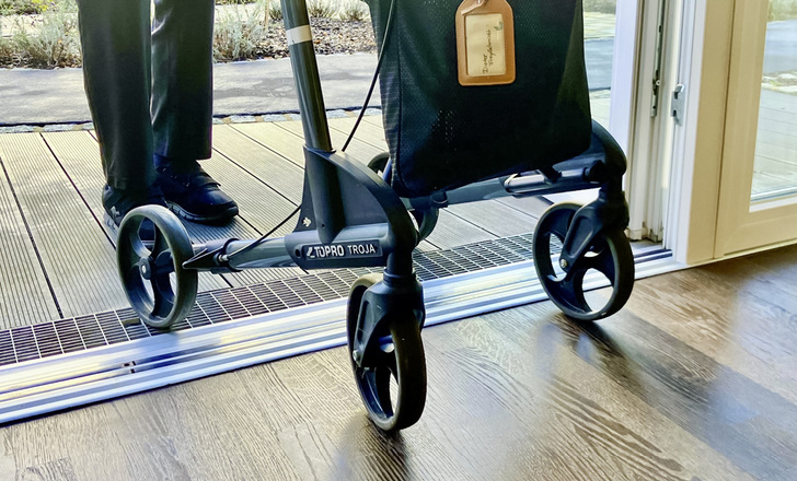 Ins Rollen gekommen: Das Thema barrierefreie Übergänge vom Wohnraum zu ­Balkon oder Terrasse erhöht für alle Nutzer den Komfort und entschärft eine ­gefährliche Stolperfalle. Für Menschen mit eingeschränkter Mobilität, wie sie am BRK-Mehrgenerationencampus in Gauting anzutreffen sind, sind Schwellen dagegen unüberwindliche Hindernisse.