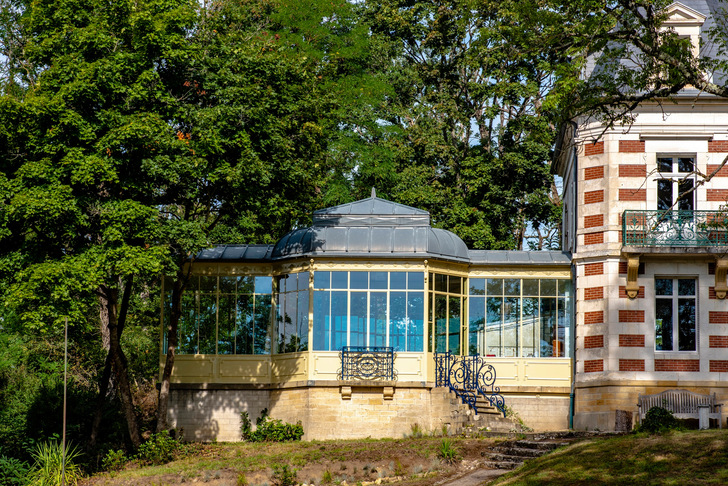 Bei diesem Projekt in Frankreich bestand die Herausforderung darin, den Komfort im Wintergarten ganzjährig zu verbessern. Fineo Solar Control schützt vor dem Auskühlen an kalten Tagen und begrenzt gleichzeitig das Aufheizen im Sommer. - © Fineo
