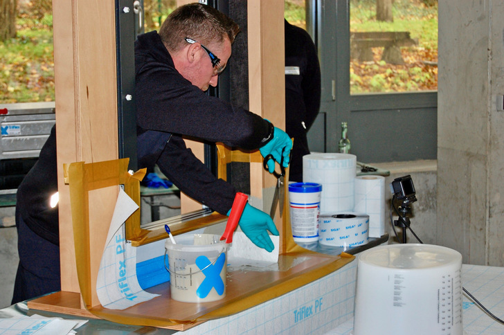Eine Besonderheit beim Fachforum Barrierefreies Bauen am 14.11. in Stockdorf ist die Praxisvorführung zur fachgerechten Abdichtung durch das Triflex Montageteam um Torsten Meyer.