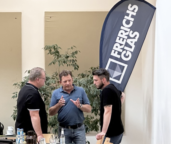 Angeregte Diskussion unter den Frerichs Partnern