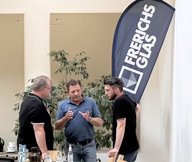 Angeregte Diskussion unter den Frerichs Partnern - © Frerichs Glas
