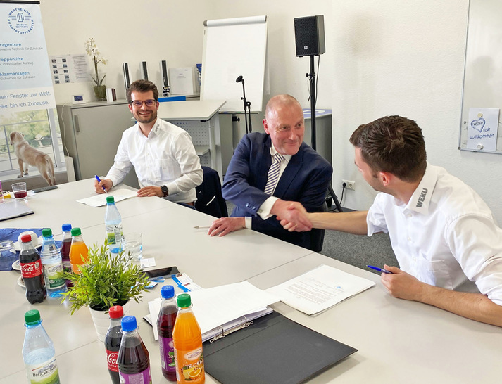 Partnerschaft auf Augenhöhe: Die künftige Zusammenarbeit wird mit der Vertragsunterzeichnung von den WEKU-Inhabern Marcel (l.) und Markus (r.) Beuschlein sowie VEKA Vorstand Josef L. Beckhoff besiegelt.