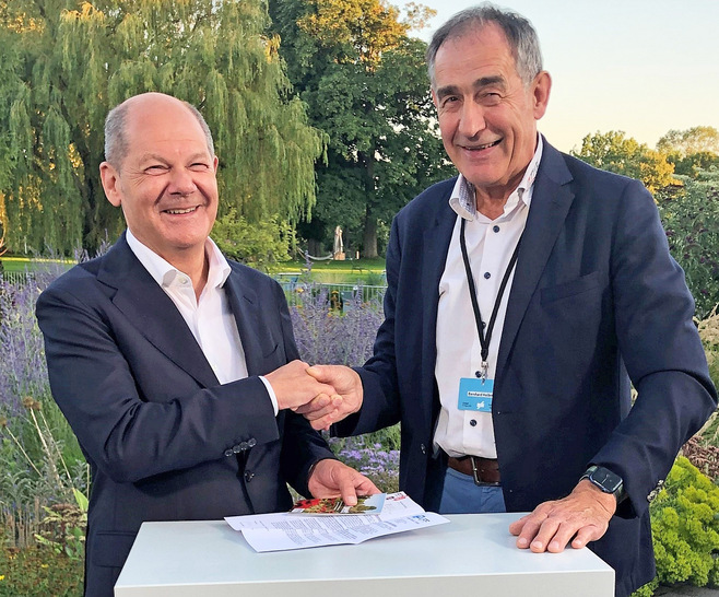 Bernhard Helbing übergibt Bundeskanzler Olaf Scholz am 10. August 2023 das 5-Punkte-Programm des VFF zur Stärkung der Bauwirtschaft.