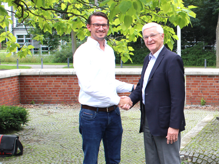 Burkhard Leffers (r.) wurde jetzt als Aufsichtsrat-Vorsitzenden des Meisterteam im Amt bestätigt. - © Meisterteam
