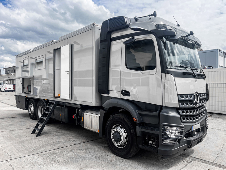 Solche Reisemobile sind häufig extremen Klimabedingungen ausgesetzt. Doch die Isoliergläser mit Swisspacer Air trotzen den höchsten Höhendifferenzen und Klimalasten.
