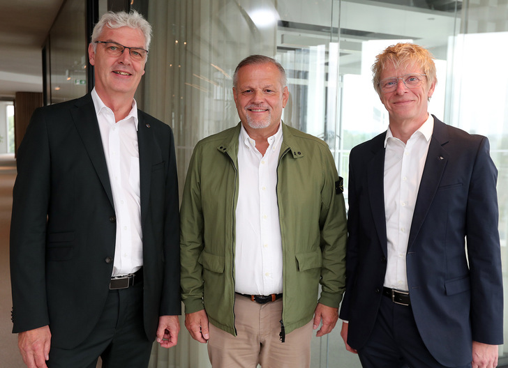 Bei der Vertragsunterzeichnung (v.l.): Albrecht Pförtner (GF der Gewerbepark Flugplatz Gütersloh GmbH), Andreas Engelhardt (CEO und persönlich haftender Gesellschafter der Schüco International KG) und Reinhard Jürgens (Leitung Supply Chain Management Metallbau/PMO)  - © Wolfgang Rudolf
