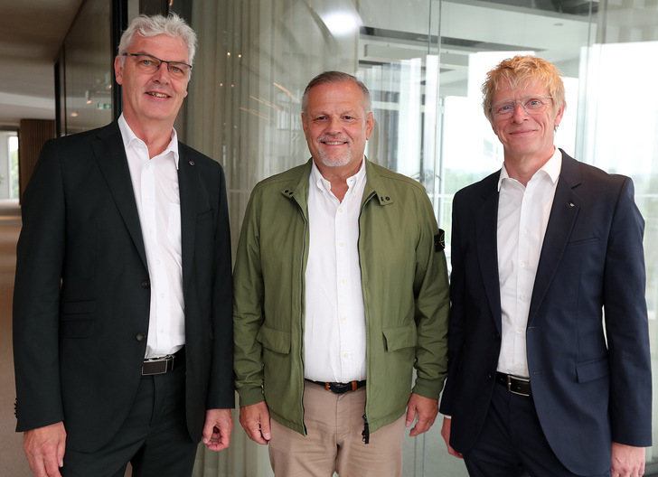 Bei der Vertragsunterzeichnung (v.l.): Albrecht Pförtner (GF der Gewerbepark Flugplatz Gütersloh GmbH), Andreas Engelhardt (CEO und persönlich haftender Gesellschafter der Schüco International KG) und Reinhard Jürgens (Leitung Supply Chain Management Metallbau/PMO) 