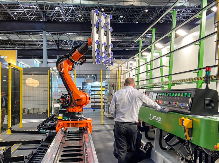 Hier eine Schleifanlage von Lattuada, die von einem Knittel-Roboter beladen wird.