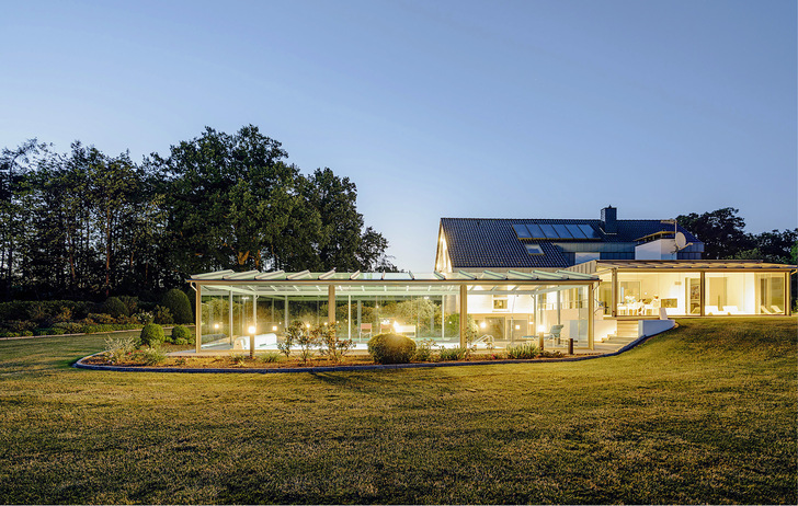 Die zwei Glashäuser sind auch in der ­Dämmerung ein echter Hingucker und werten den Außen­bereich des Hauses enorm auf. - © Foto: Solarlux
