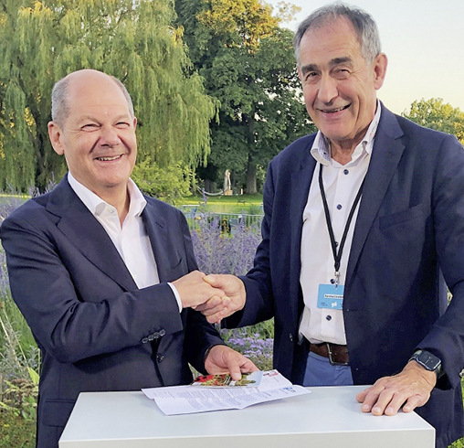 Bernhard Helbing übergibt Bundeskanzler Olaf Scholz das 5-Punkte-­Programm des VFF zur Stärkung der Bauwirtschaft.