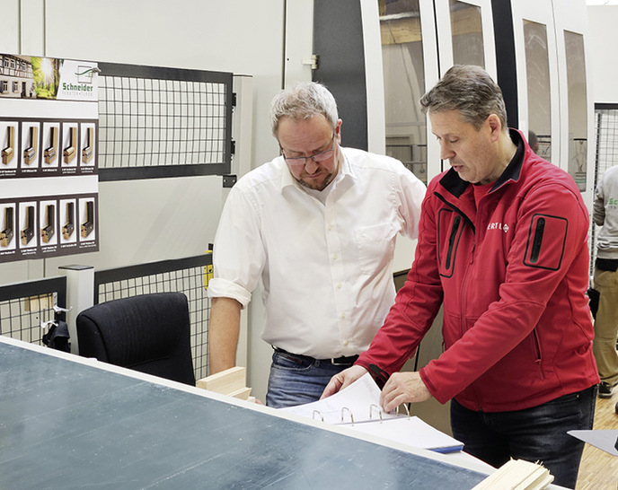 im Bild: Wolfgang Schneider GL – links, Bernd Jörg GL Oertli – rechts. - © Foto: OERTLI Werkzeuge AG
