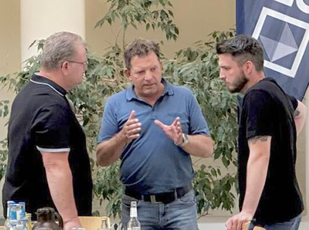 Teilnehmer bei der Vakuumglas-Schulung