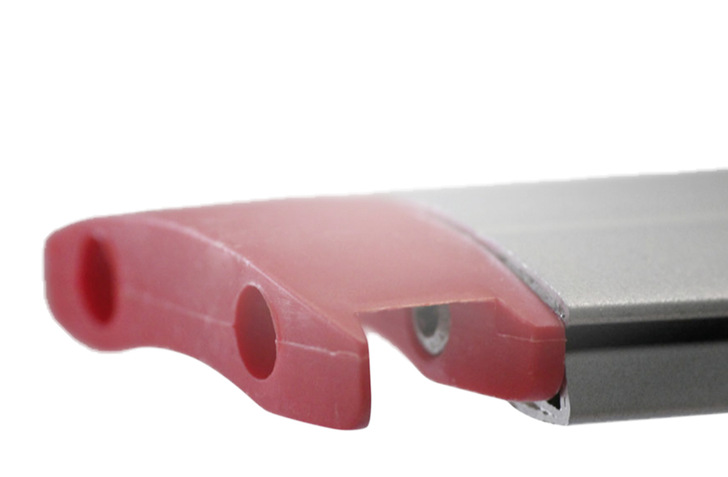 Spezielle Haken an der Arretierung der Rollläden verhindern zusammen mit der Führungsschiene wirkungsvoll einen Einbruch ins Gebäude.