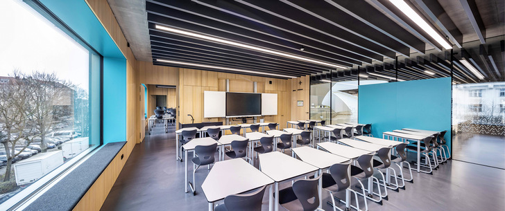 Der Gebäudekomplex wurde von H2M Architekten gestaltet und zeigt sich innen offen und kommunikativ, was durch den Einsatz von viel Glas unterstrichen wird. 