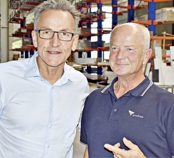 Ludwig Schreiner (l.) und ­Lorenz﻿ Schmidt in den ­Hallen des neuen profine Austria Standort in ­Wollsdorf. - © Foto: Daniel Mund / GW
