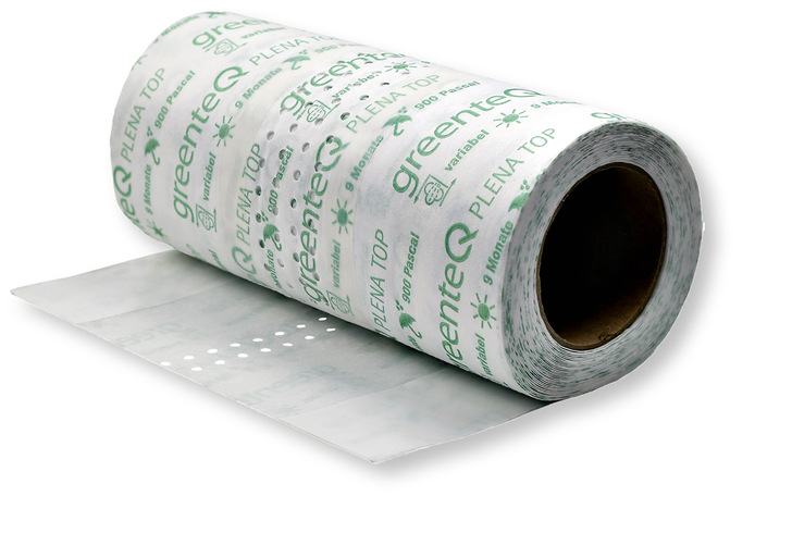 Die neue greenteQ Folie Plena Top Duo vereint hohe Leistungswerte mit einer deutlichen Zeit­ersparnis bei der Montage. Die Folie vereint die Abdichtung innen und außen in einem Band und kann in nur einem Arbeitsschritt mit dem Blendrahmen verklebt werden. Der gelochte Streifen in der Mitte verbindet die Folie außen und ­innen und stellt eine optimale Durch­dringung mit Dichtschaum bei der Fensterbefestigung sicher.