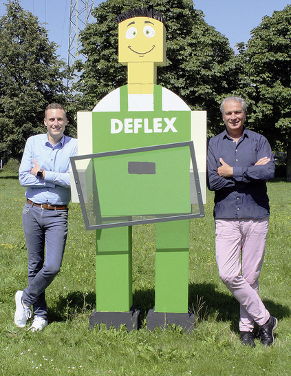 Der Captain und wir: GL Peter Schuster, Captain Deflex, GL Reinhard Vinkmann (v. l.). Captain Deflex wurde von den Auszubildenden ­anlässlich der Jubiläumsfeier zum 30. Geburtstag aus Deflex-­Produkten gebaut.