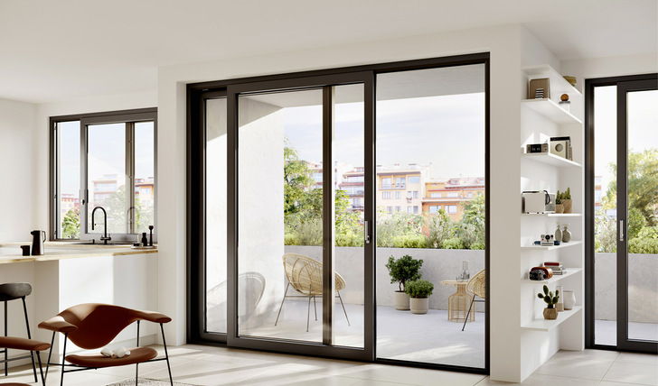 Anders als klassische Balkontüren bietet Eco Slide CO dank seiner reduzierten Durchgangshöhe von ca. 45 mm in Schiebetüren einen komfortablen Durchgang nach draußen. - © Foto: Siegenia
