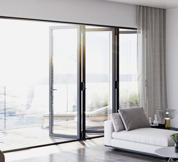 Das neue Glas-Faltanlagensystem Aluhaus Fold ermöglicht Durchgangsbreiten von über 6 m.