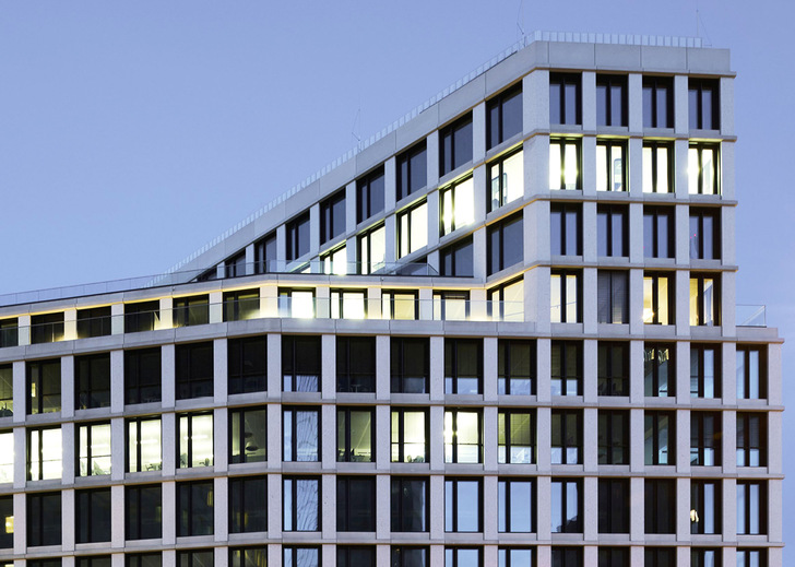 Die hohe Lichtdurchlässigkeit der Gläser auf den Büroetagen des Trion Gebäudes in Berlin erlaubt einen maximalen Tageslichteinfall ohne störende Reflexionen. 
