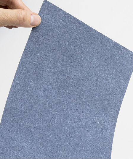 Dieses Spezialpapier lässt sich als Trennlage beim Laminieren ­einsetzen. - © Foto: JagoTech Paper GmbH
