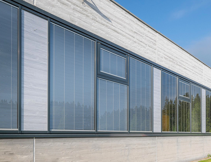 Bei den neuen 3-fach-Isoliergläsern der Fensterbereiche wurden die Sonnen- und Sichtschutz-Elemente direkt in die Isoliergläser integriert.