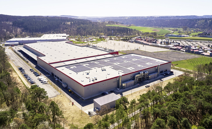 Die Nutzung alternativer Energien – hier Solarpanelen auf dem Dach des Logistik- und Produktionszentrums in Wertheim-Bettingen – ist bei Warema ein fester Bestandteil der Nachhaltigkeitsstrategie 2030.