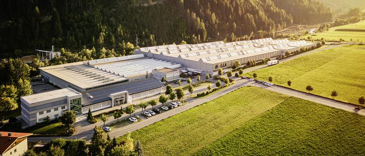 Ca. 550 Mitarbeiter werden am Stammsitz in Osttirol beschäftigt. Insgesamt hat die Firmengruppe weltweit rund 1.300 Beschäftigte. 2022 erzielte Hella den Rekordumsatz von 217 Mio. Euro. - © Foto: Hella
