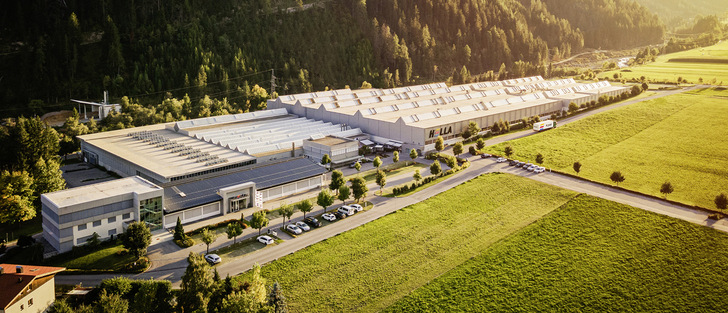  Ca. 550 Mitarbeiter werden am Stammsitz in Osttirol beschäftigt. Insgesamt hat die Firmengruppe weltweit rund 1.300 Beschäftigte. 2022 erzielte Hella den Rekordumsatz von 217 Mio. Euro.