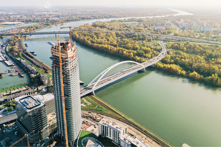 Der 168 Meter hohe Eurovea Tower ist derzeit höchste Gebäude der Slowakei bietet einen Blick auf das Eurovea City-Viertel und das Donauufer.